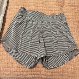 LULULEMON HOTTY HOT HIGH RISE 4 INCH SIZE 6